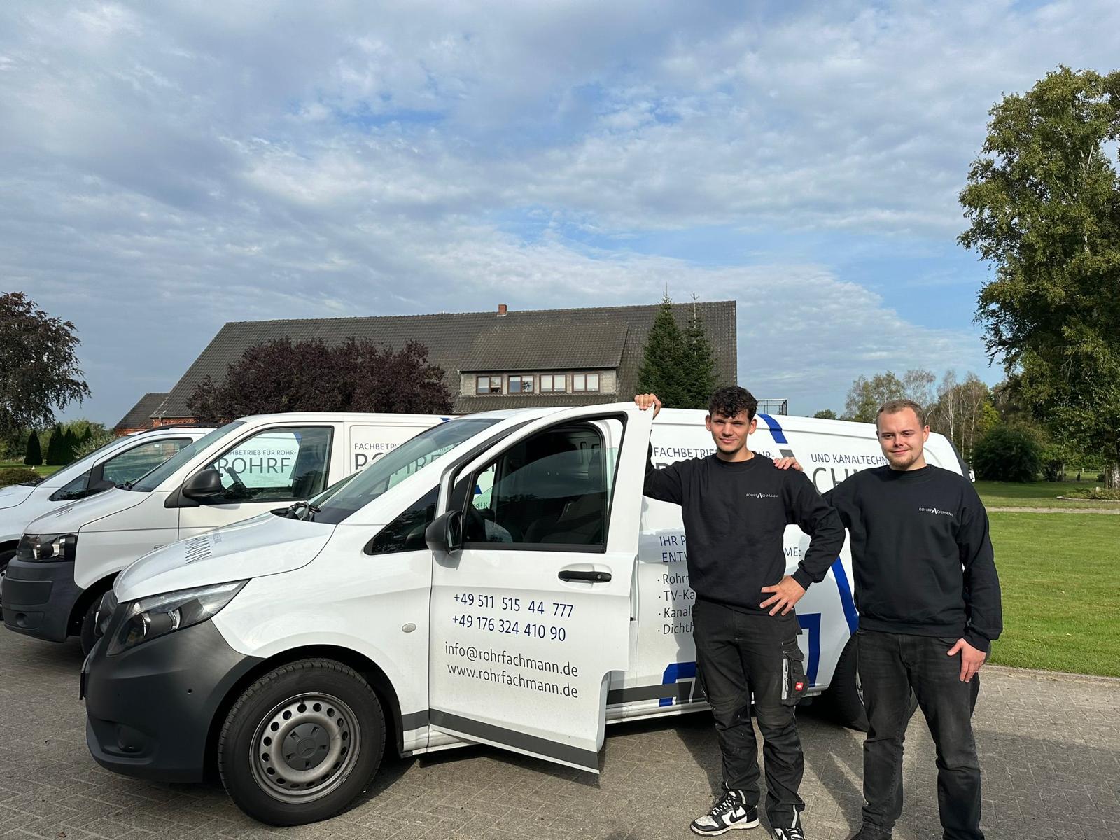 Rohrreinigung in Burgwedel – Fachmann bei der Arbeit mit Hochdruckreiniger für saubere Abwassersysteme.