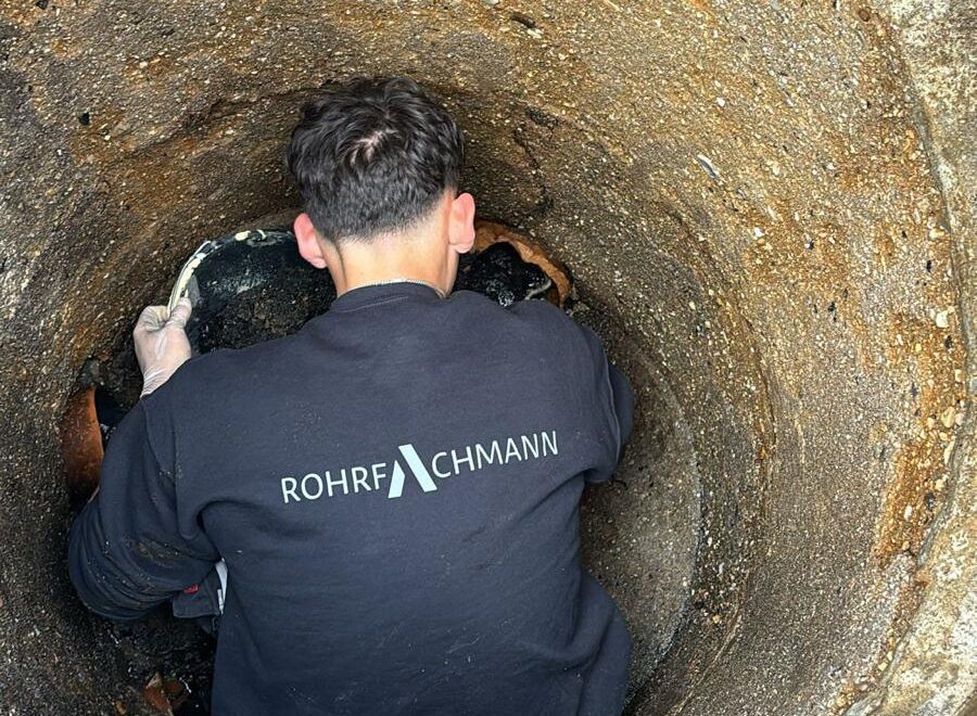 Einsatzteam des Rohrnotdienstes bei einer akuten Verstopfung in Hannover